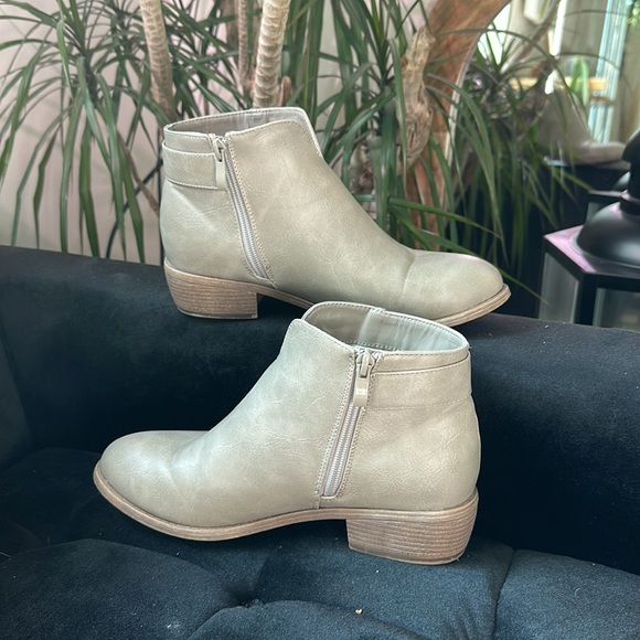 Grey Journey Fringe Booties Size 8 - Picture 4 of 7